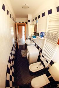 A bathroom at Appartamento in residence Lighthouse