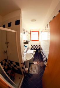 A kitchen or kitchenette at Appartamento in residence Lighthouse