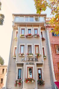 un edificio con flores en la parte delantera en Alzer Hotel Special Class, en Estambul