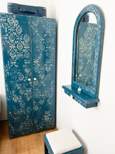 un armario azul con un espejo en la pared en Kaya Apart & Pansiyon, en Bodrum City 116 fotos más