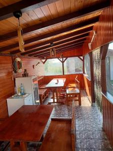 eine Küche und ein Esszimmer mit einem Tisch und Stühlen in der Unterkunft La 3 Casute in Nufăru