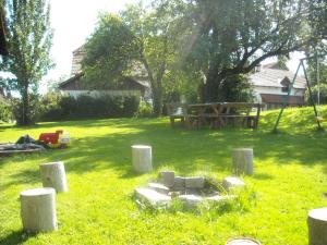 un patio con una mesa de picnic y un banco en Ferienhof Biber en Witzmannsberg