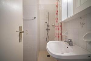 比比翁的住宿－Residence Sea，白色的浴室设有水槽和淋浴。