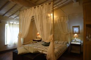 Postel nebo postele na pokoji v ubytování Agriturismo Poggio ai Legni