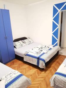 Un pat sau paturi într-o cameră la Montenegro Apartments - Private Beach
