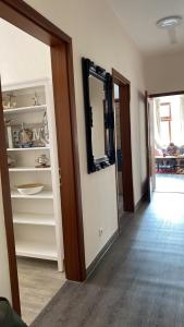 Zimmer mit einem Flur mit einem Spiegel und einer Tür in der Unterkunft Hotel Alt-Erfurt in Erfurt