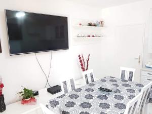 TV i/ili multimedijalni sistem u objektu Montenegro Apartments - Private Beach