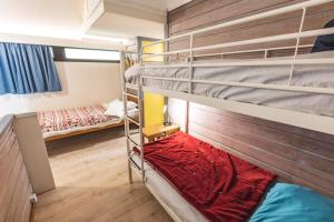 Cette chambre dispose de lits superposés avec 2 lits superposés. dans l'établissement La Cabane du Cerf à Payolle, à Campan