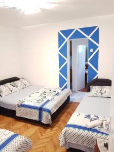 Un pat sau paturi într-o cameră la Montenegro Apartments - Private Beach
