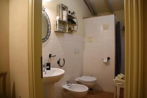 Koupelna v ubytování Agriturismo Poggio ai Legni