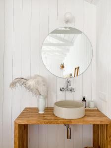 een badkamer met een wastafel en een spiegel bij Ragnar Glamp Milzkalne Forest in Rauda