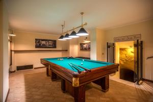 Biliár nebo kulečník v ubytování Abbazia Collemedio Resort & Spa