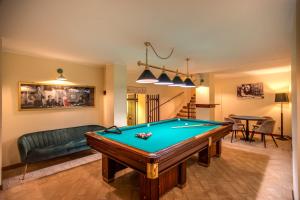 Biliár nebo kulečník v ubytování Abbazia Collemedio Resort & Spa
