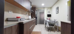 a kitchen with a counter and a table with chairs at Cal Felico 