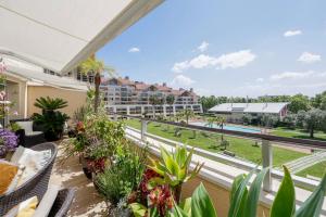 Bazén v ubytování Cidadela - Luxury Apt with Pool nebo v jeho okolí