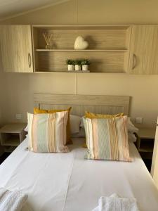 Ένα ή περισσότερα κρεβάτια σε δωμάτιο στο Newquay Bay Resort 63