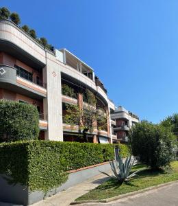 un immeuble d'appartements avec une usine en face dans l'établissement IL DIAMANTE, appartamento elegante vicino al mare!, à Terracine