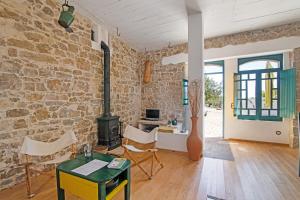 uma sala de estar com uma parede de pedra e um fogão em Algarve Charming Rural 1br Villa em Santa Bárbara de Nexe