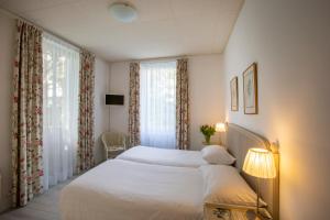 Un pat sau paturi într-o cameră la Piccolo Hotel