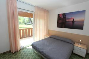 ビビオーネにあるCliziaのベッドルーム1室(ベッド1台、大きな窓付)