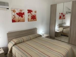 En eller flere senge i et værelse på Villa Peppo