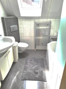 een badkamer met een wit toilet en een wastafel bij Kreischberg Deluxe with Finnish Sauna in Sankt Lorenzen ob Murau