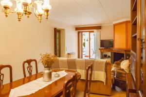 sala de estar con mesa y sofá en Can Janot Casa con jardín cerca del lago Banyoles hasta 10 personas, en Banyoles