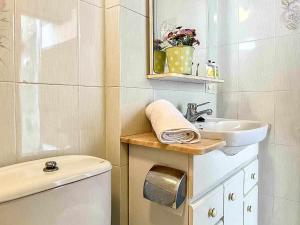 Kúpeľňa v ubytovaní Can Janot Casa con jardín cerca del lago + 36 fotografií