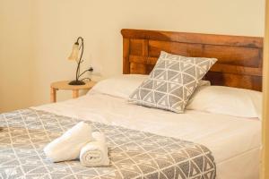 En eller flere senge i et værelse på Can Janot Casa con jardín cerca del lago Banyoles hasta 10 personas