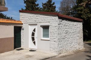 un pequeño edificio con puerta y ventana en Lorena Apartment Dubrovnik, en Dubrovnik