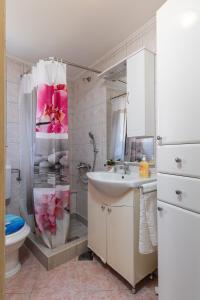 y baño con lavabo, aseo y espejo. en Lorena Apartment Dubrovnik, en Dubrovnik