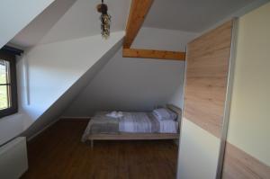 En eller flere senge i et værelse på Kuća za odmor Gacka