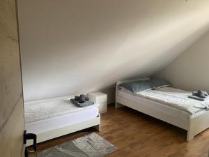 Łóżko lub łóżka w pokoju w obiekcie Zatoka Stegna