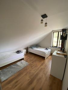 Łóżko lub łóżka w pokoju w obiekcie Zatoka Stegna