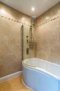 Das Bad ist mit einer Badewanne und einer Dusche ausgestattet. in der Unterkunft Contractor & Leisure & Garden & Central Location in Grimsby
