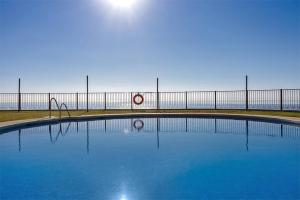 Bazén v ubytovaní 2 Bed Apartment, Big Terrace, Pool, Views + Beach! alebo v jeho blízkosti