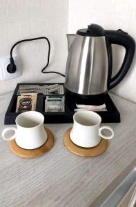 Fasilitas pembuat kopi dan teh di Hotel Martinichi