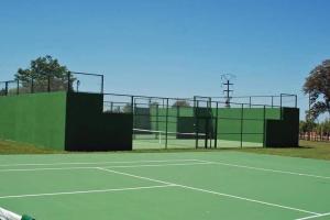 un campo da tennis con campo da tennis di La Posada del Indio a Mar del Plata