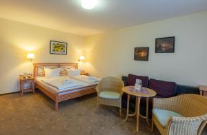 Postel nebo postele na pokoji v ubytování Hotel am Wariner See + 37 fotografií