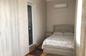 سرير أو أسرّة في غرفة في Hotel Martinichi