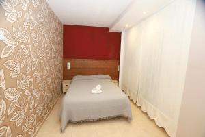 a small room with a bed and a wall at COSTA DAURADA APARTAMENTS - Cye 7 in Salou