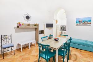 a dining room with a table and chairs at Louis Mary Apartment in Gallipoli