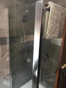 um chuveiro com uma porta de vidro na casa de banho em Modern upside down property with hot tub em Roughton