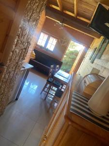 - widok z góry na salon ze stołem i krzesłami w obiekcie Domki Drewniane Całoroczne w mieście Krynica Morska