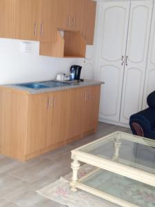 a kitchen with a counter and a glass table at Naleli Guest House in Selomas