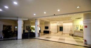 a large room with a lobby with a checkerboard floor at Maravilhoso Flat ao lado de Congonhas! in Sao Paulo +16 photos
