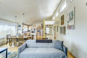 Et sittehjørne på Charming Bayview Art House with Deck and Grill!