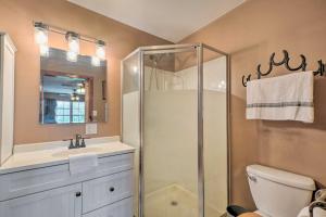 een badkamer met een douche, een toilet en een wastafel bij Private and Quiet Boone Terre Home with Fire Pit! in Bonne Terre +18 foto's
