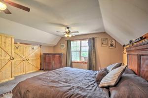 een slaapkamer met een bed en een plafondventilator bij Private and Quiet Boone Terre Home with Fire Pit! in Bonne Terre