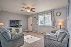 キャノン・シティにあるPet-Friendly Canon City Home with Fenced Yard!のリビングルーム(ソファ2台、天井ファン付)